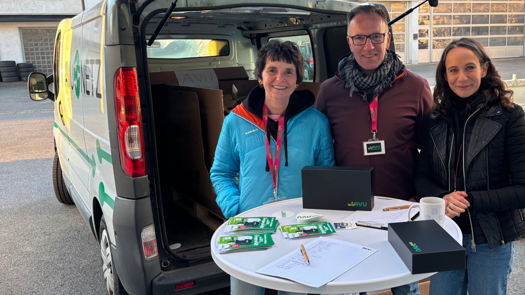 Projektteam der AVU morgens am Werkstot